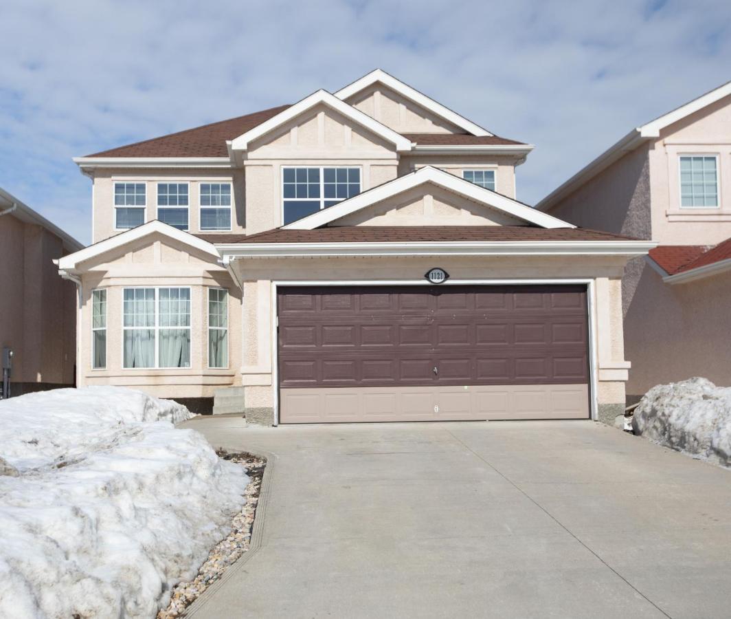 Elegant 6 Bedroom House Near U Of Manitoba Winnipeg Exterior photo