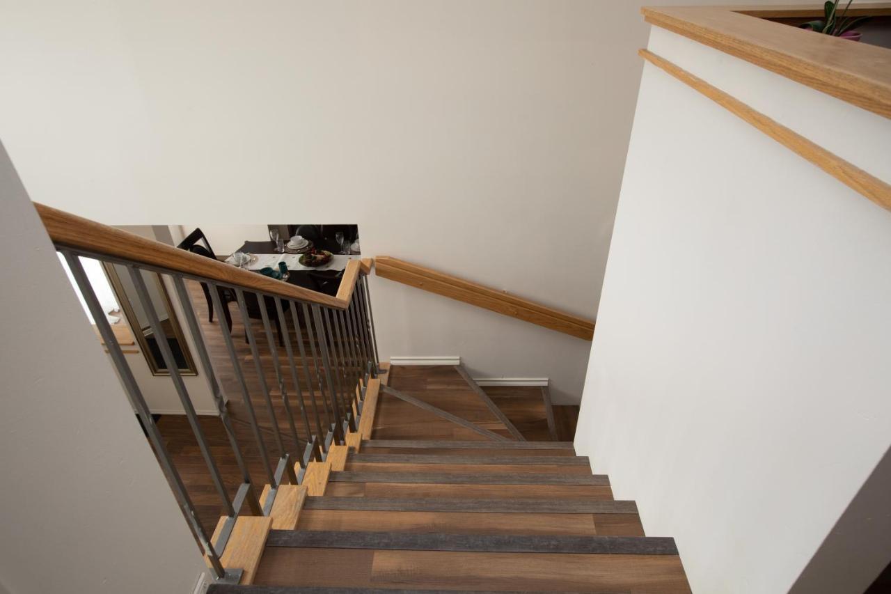 Elegant 6 Bedroom House Near U Of Manitoba Winnipeg Exterior photo
